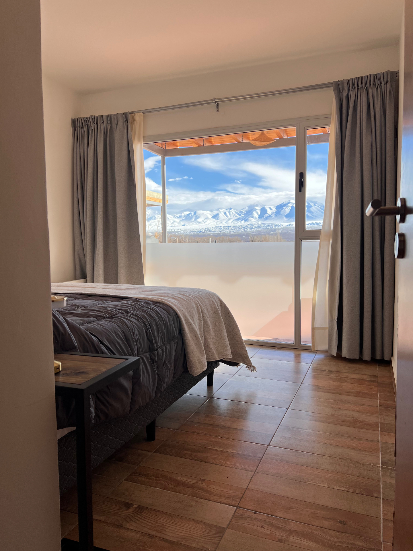 Dormitorio con vista a la cordillera