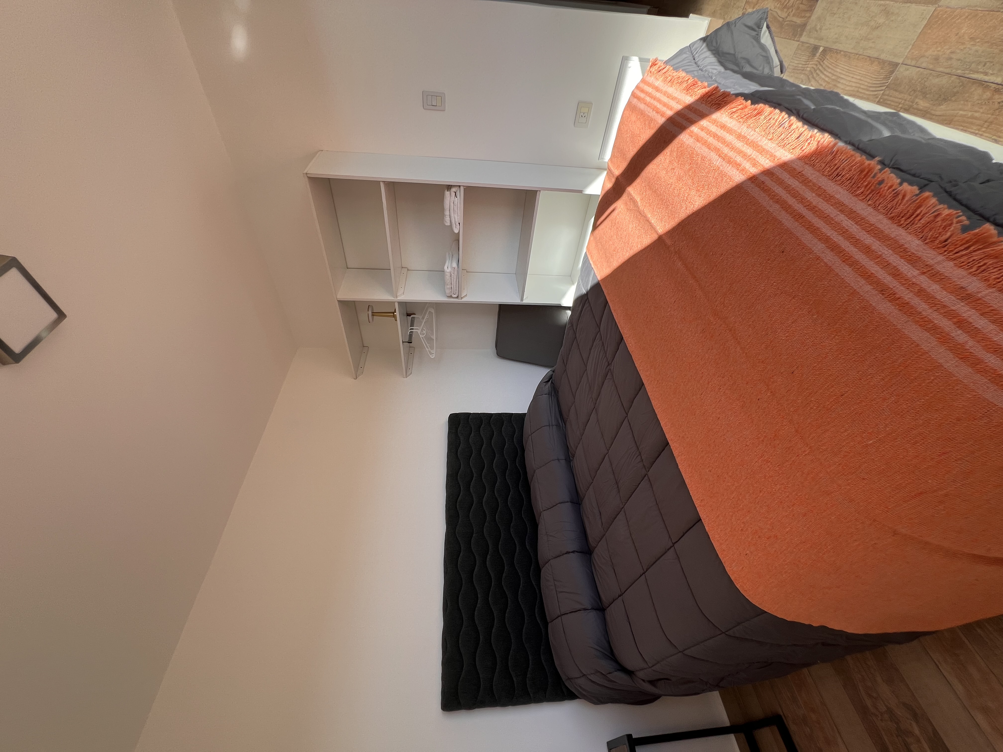 Dormitorio matrimonial de la cabaña simple