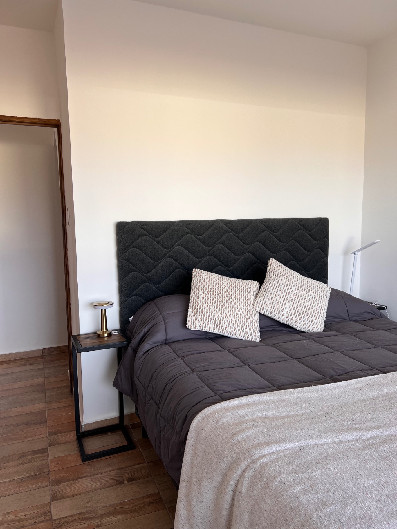 Dormitorio con cama matrimonial de la cabaña doble